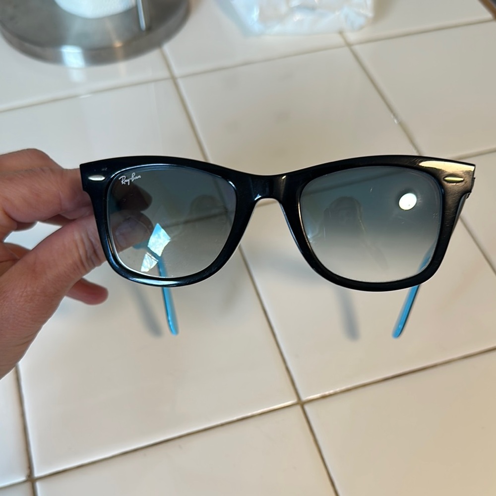 Ray-Ban Black Wayfarer Sunglasses Classic Design